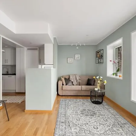 Modern Sunny In With Parking *